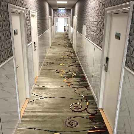 A 4* גלוסטרופ